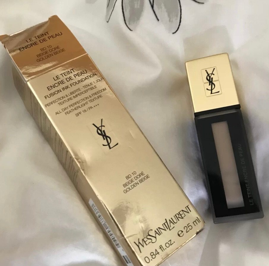 YSL羽毛粉底液又名为墨水粉底液，包装瓶身设计的特别像是墨水