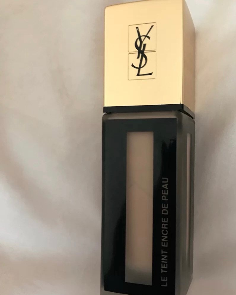 YSL羽毛粉底液又名为墨水粉底液，包装瓶身设计的特别像是墨水