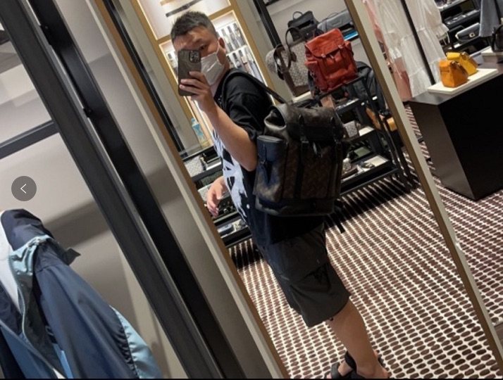 上次梅西活动打折 我用万事达卡抢了3个大背包 经典的专柜款。