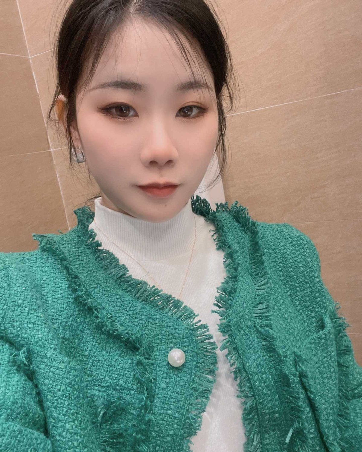 几年前在国内专柜买的香奈儿果冻粉底液，色号是b10，我本人是