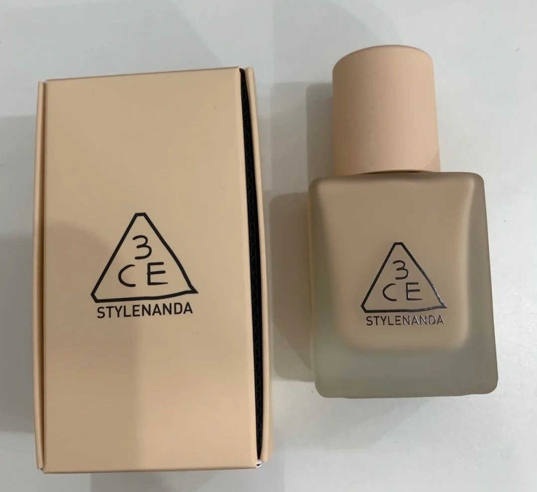 3CE粉底液它遮瑕效果不错，控油效果不错，3CE粉底液包装还