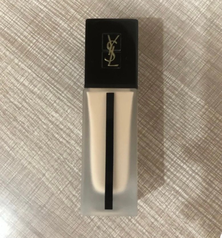 YSL恒久粉底液是我用的第一个大牌粉底液，刚开始我都是从官网