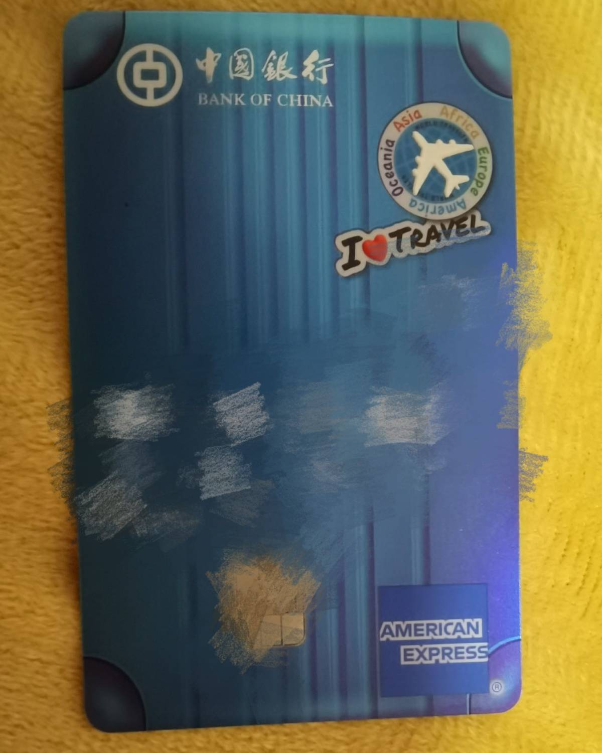 因为我是干皮，有时候会猝不及防的卡粉，心里就很难过，有次去阿