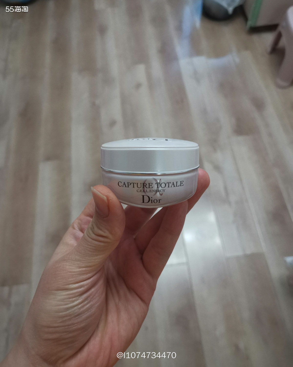这瓶迪奥小a瓶面霜是买a瓶精华的赠品，有15ml，膏体挺致密