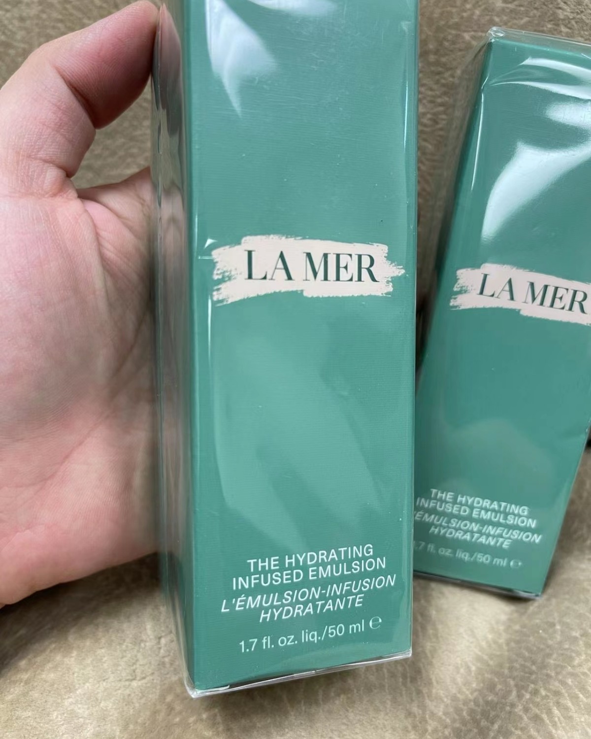 海蓝之谜精萃乳的质地真的太轻薄啦，是超轻盈那种,上脸皮肤唰唰