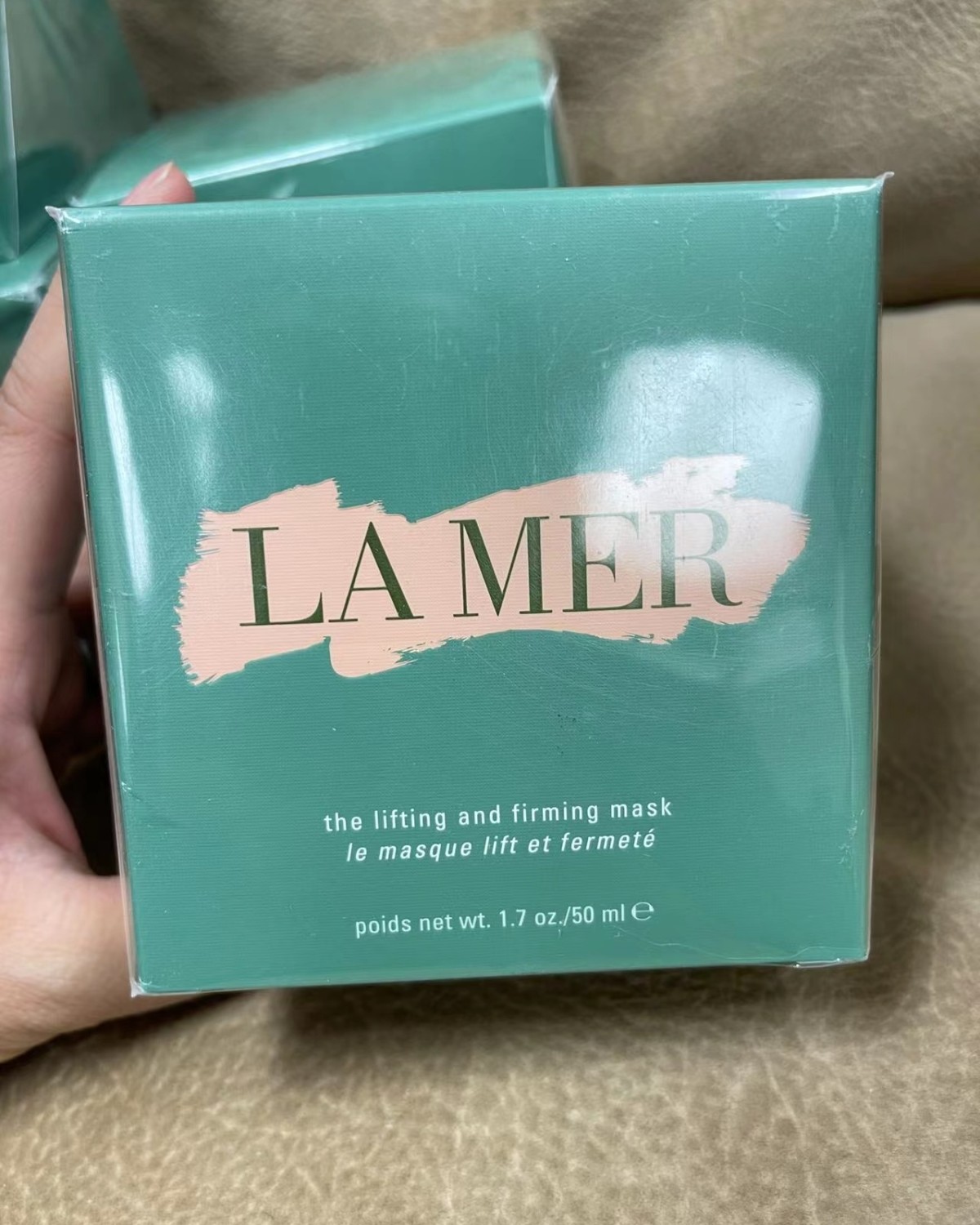 海蓝之谜涂抹面膜也称睡眠面膜哈哈，它主要功效就是，消炎祛痘，