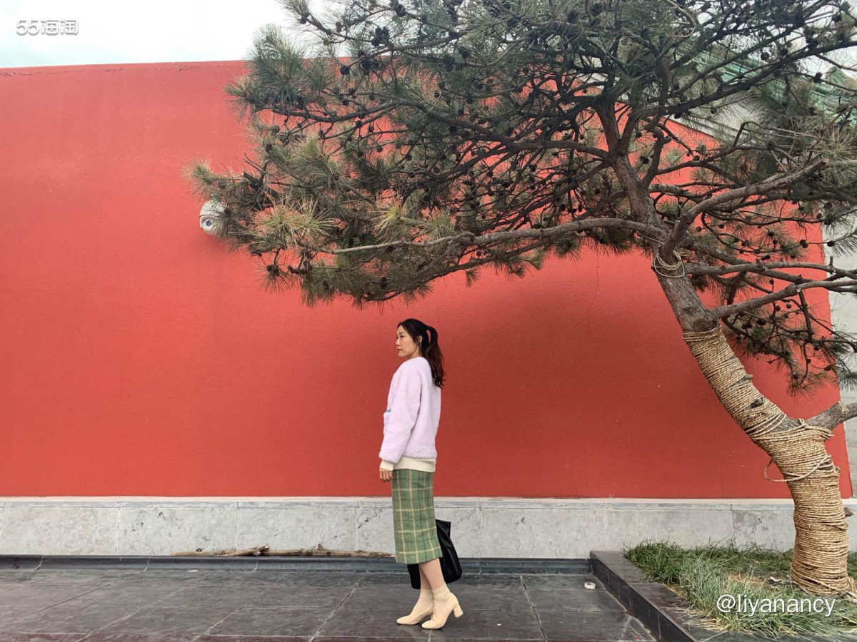 外套：白色无领毛绒小外套，暖绒绒的很温暖  内搭：米白色毛衣