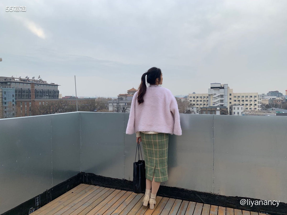 外套：白色无领毛绒小外套，暖绒绒的很温暖  内搭：米白色毛衣