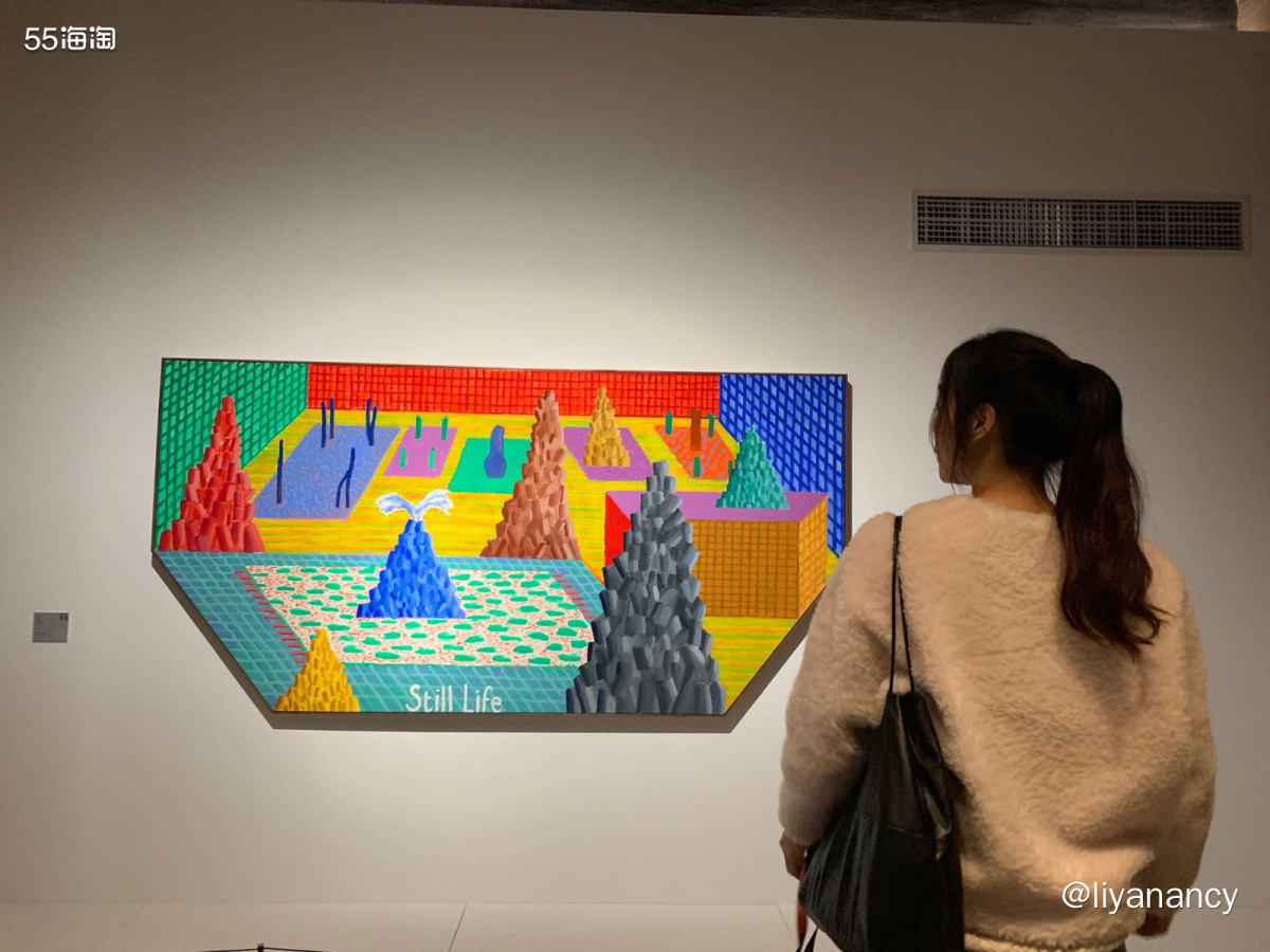 外套：白色无领毛绒小外套，暖绒绒的很温暖  内搭：米白色毛衣