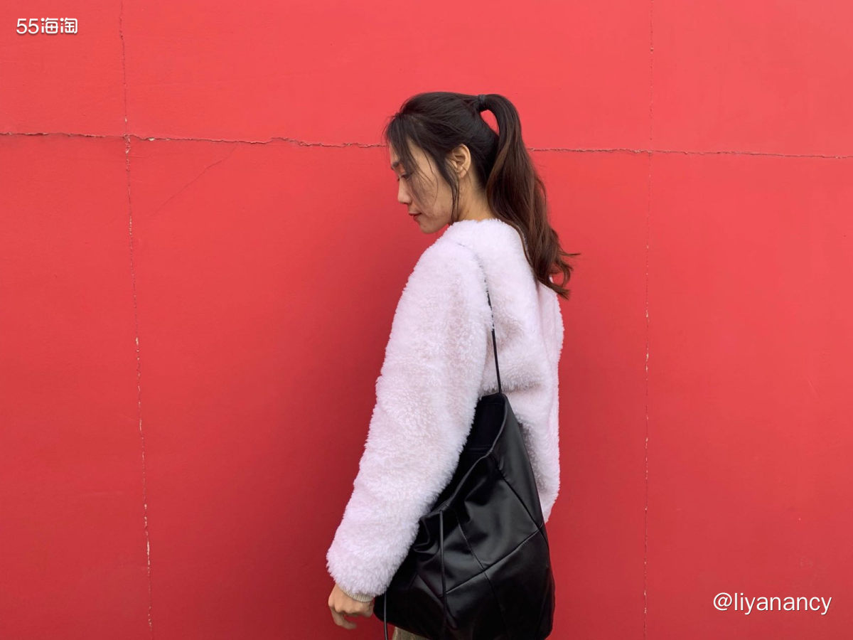 外套：白色无领毛绒小外套，暖绒绒的很温暖  内搭：米白色毛衣