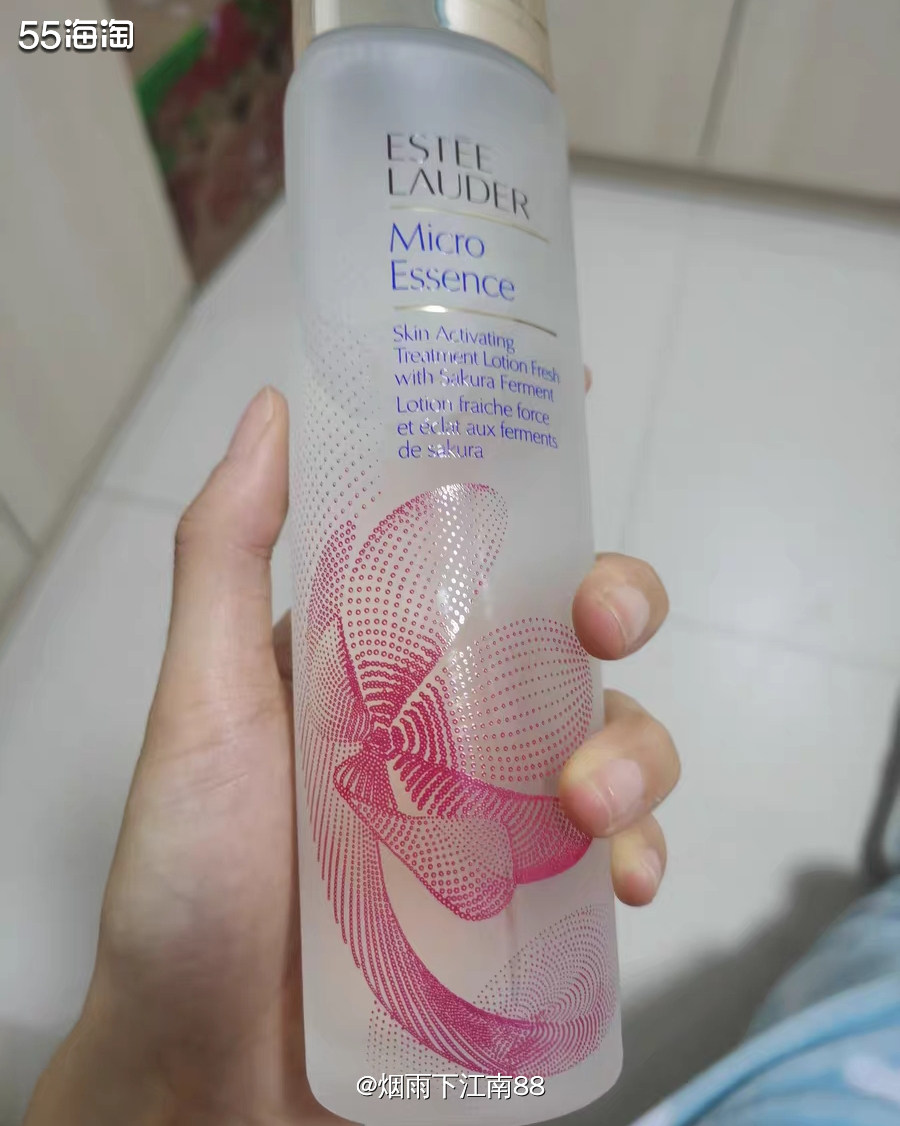 雅诗兰黛樱花水，含有酵母成份和日本晚樱成份，能深入肌肤底层焕