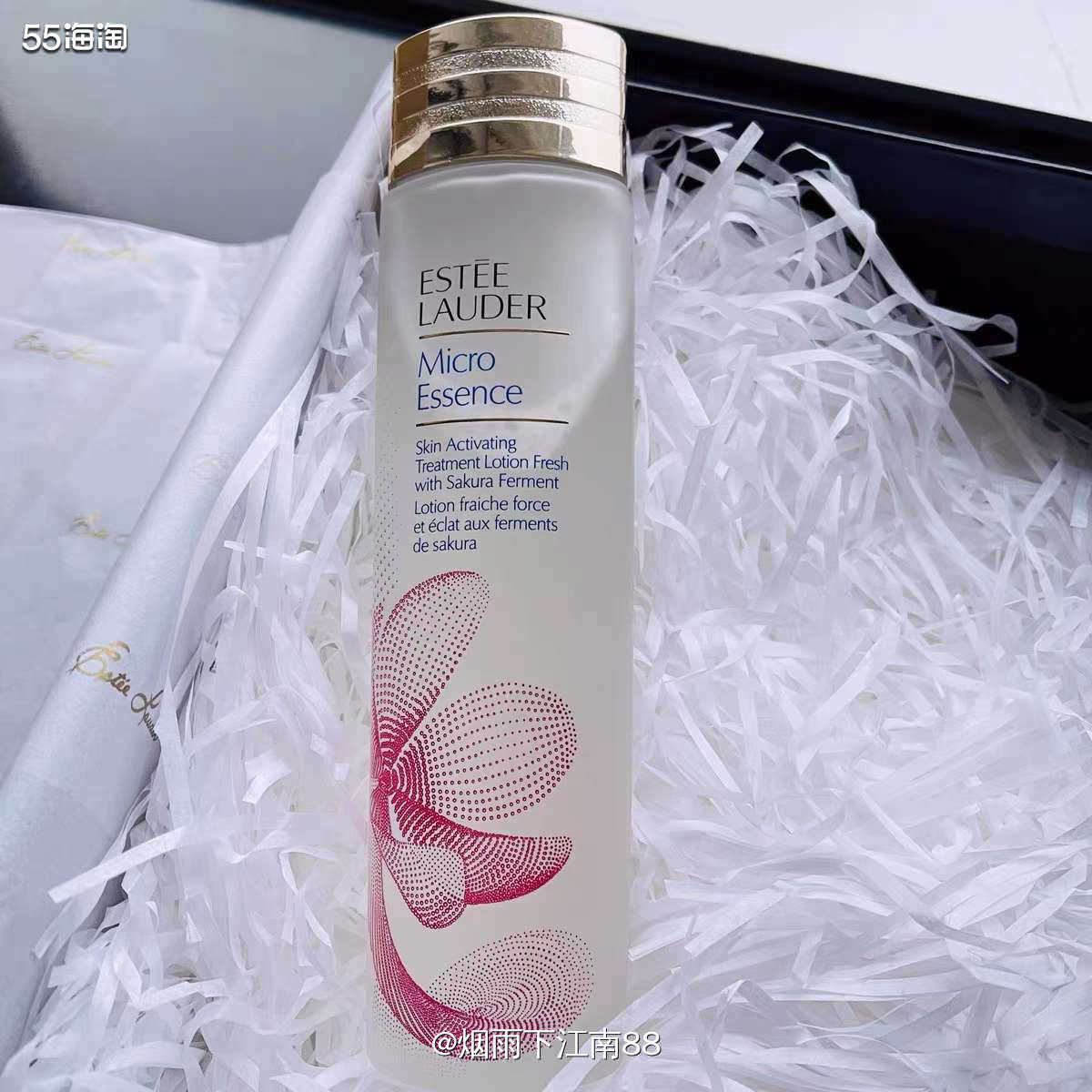 雅诗兰黛樱花水，含有酵母成份和日本晚樱成份，能深入肌肤底层焕