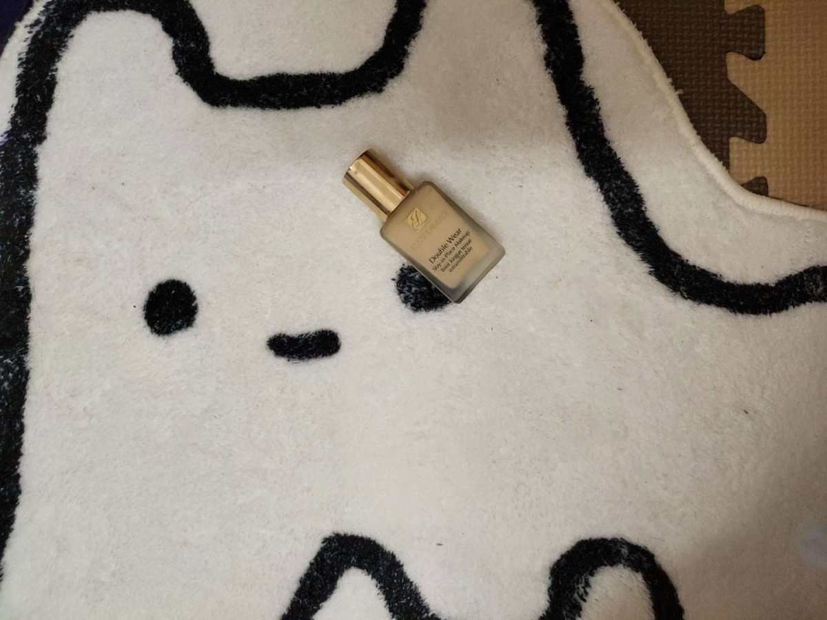 这篇要裂的是我一直持续回购的粉底液——大名鼎鼎的雅诗兰黛dw