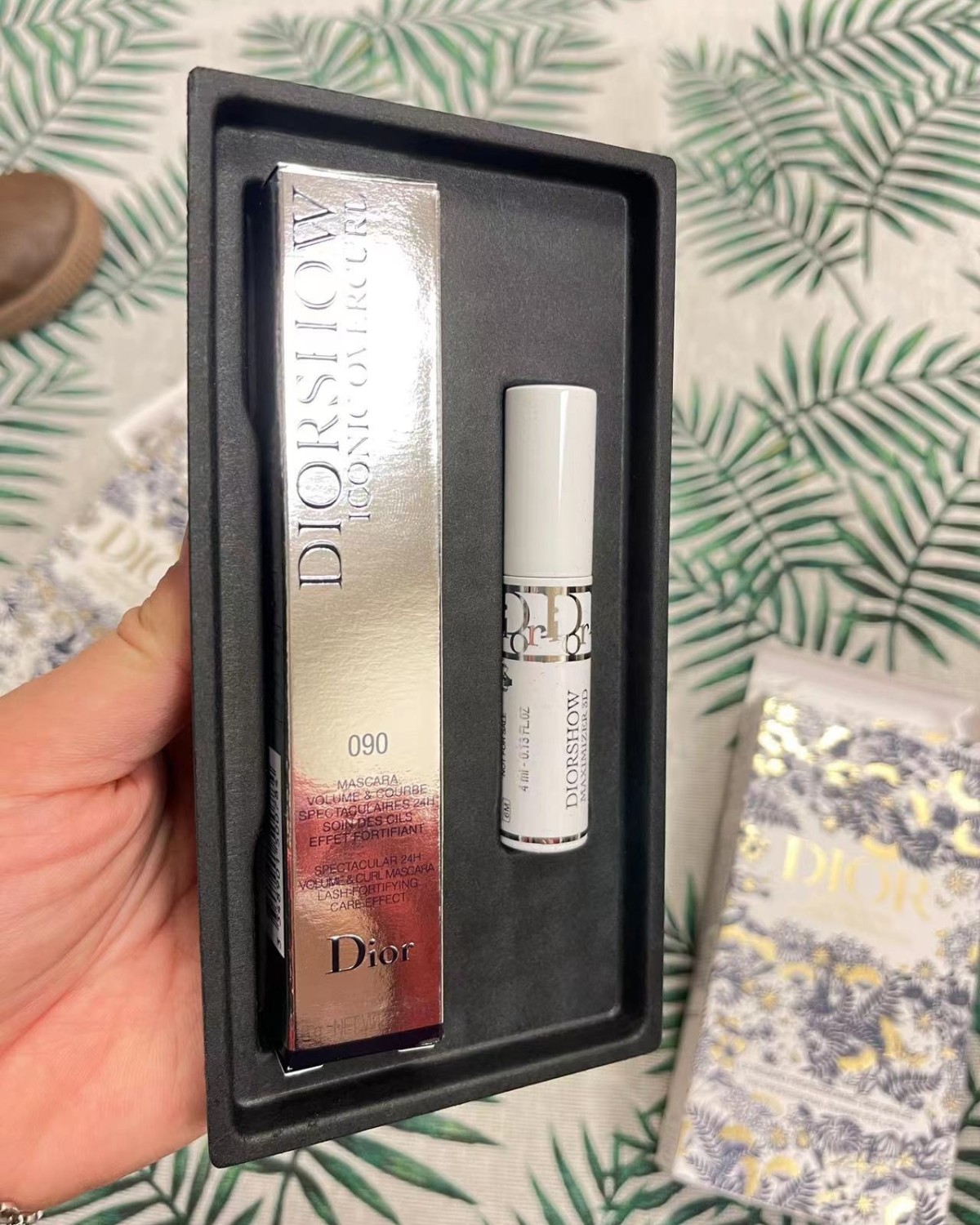 这款迪奥睫毛膏还带一支睫毛打底，也非常好用，最重要的是不晕染