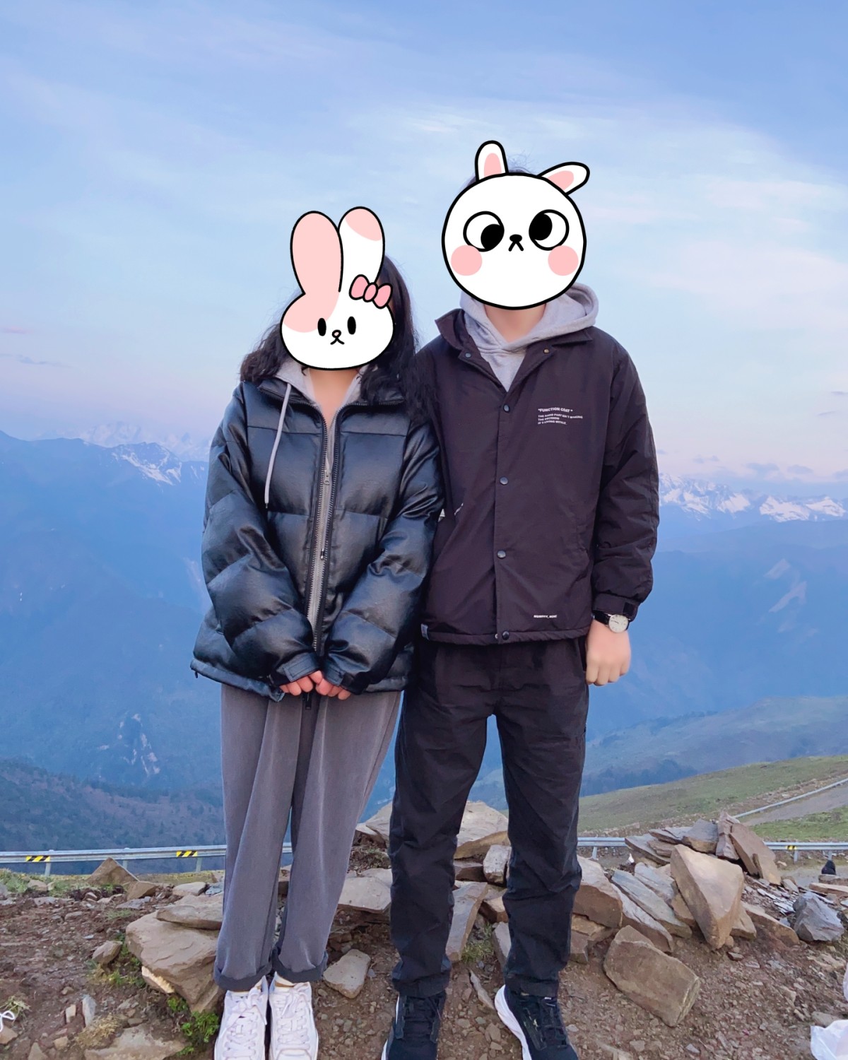 😊这是上次出去玩拍的，当时山上好冷好冷呀，果然还是应该要穿