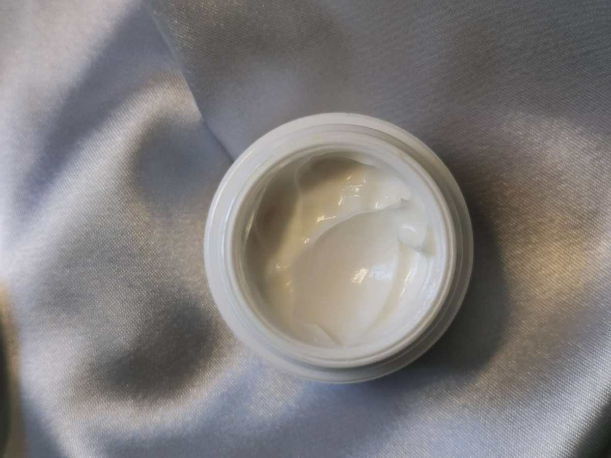 ✅海蓝之谜精华面霜，一款不需要乳化的面霜，我每天早上最喜欢用