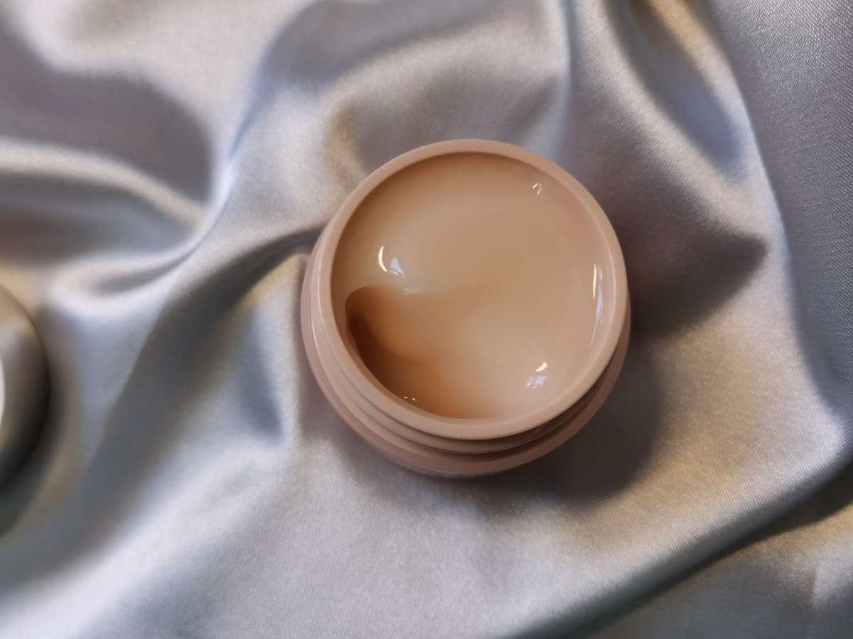 ✅倩碧水磁场面霜，号称保湿100小时，但是对于我来说，这个面