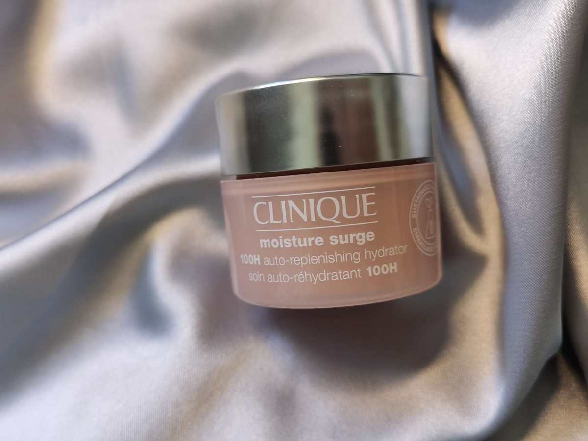 ✅倩碧水磁场面霜，号称保湿100小时，但是对于我来说，这个面