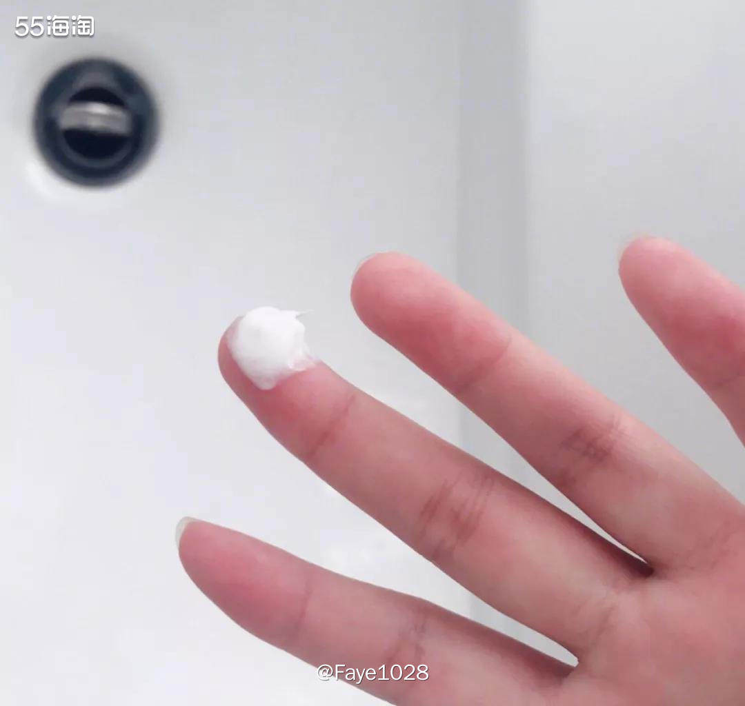 便宜白菜本命洁面乳~回购娇韵诗~~  啊，这熟悉的简洁的没有