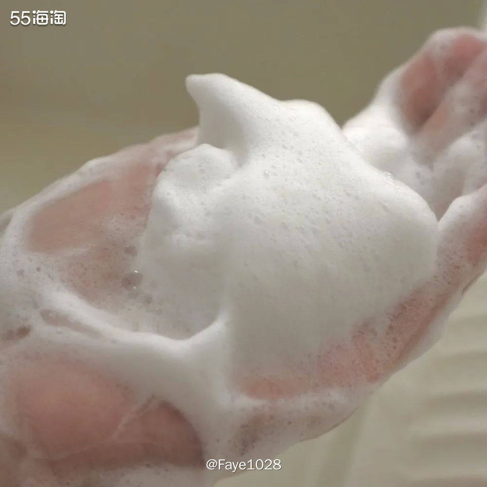 便宜白菜本命洁面乳~回购娇韵诗~~  啊，这熟悉的简洁的没有