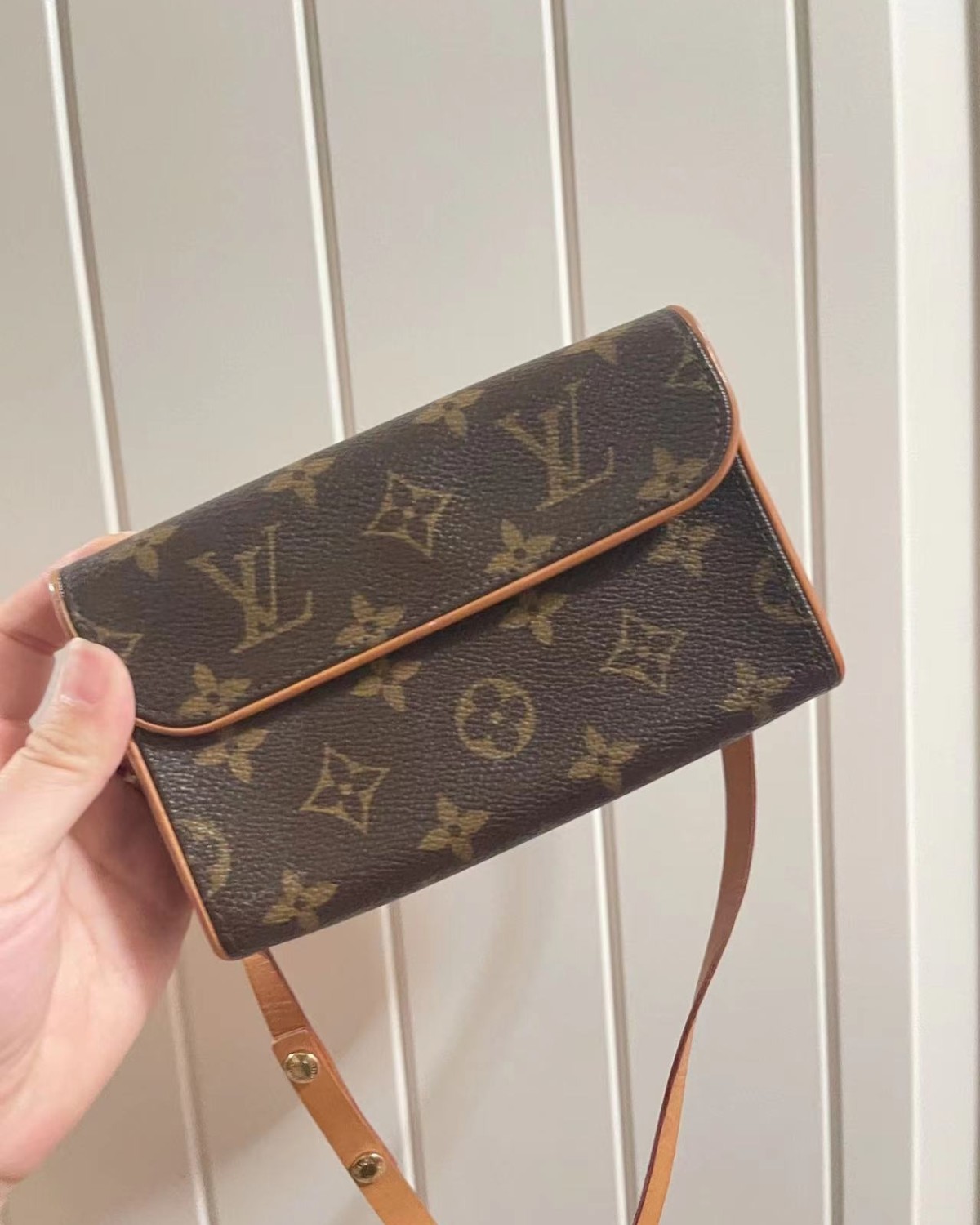 以前总觉得LV老花，太老气，现在呢，身上必须有这个老花元素才