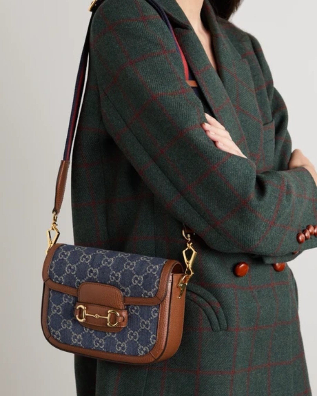 ✅Gucci 马衔扣1955系列手袋造型小巧玲珑，采用白色和
