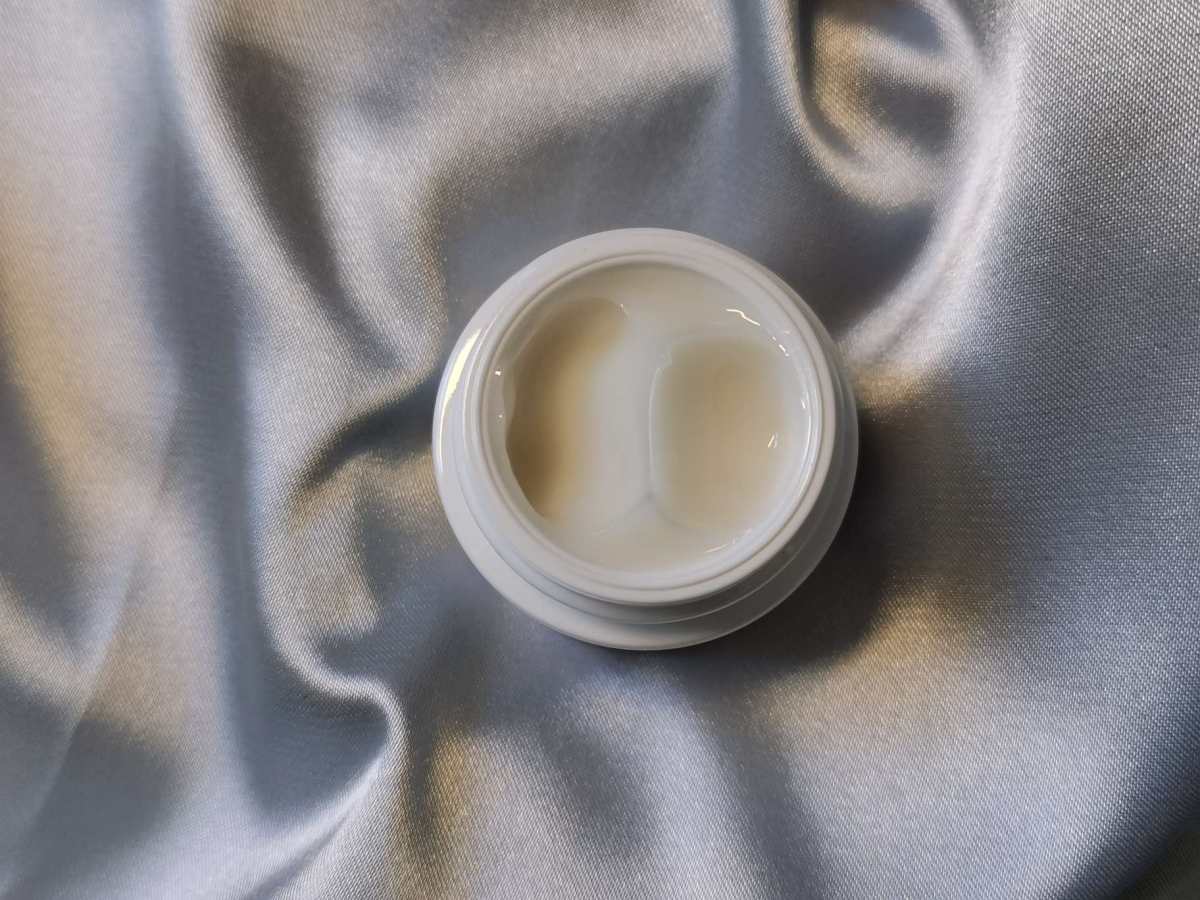 ✅海蓝之谜gel凝霜，也是我夏天最爱使用的一款面霜，质地轻薄