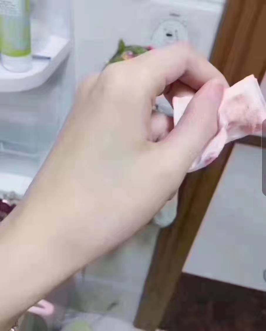 🌻雅诗兰黛净颜透彻卸妆乳，满足日常卸妆需求，白色乳状，涂抹