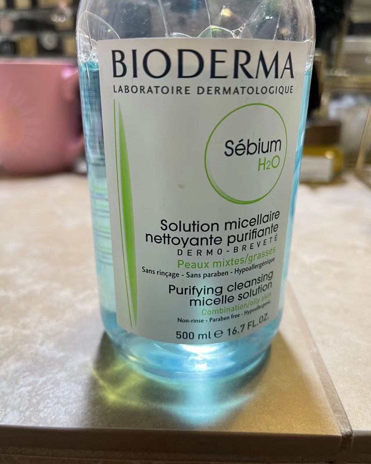 我这款贝德玛卸妆水我用的蓝色,它分两款,粉色和蓝色!  主打