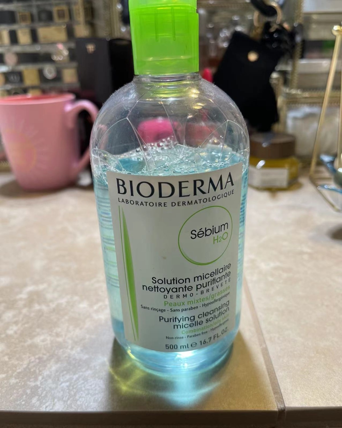 我这款贝德玛卸妆水我用的蓝色,它分两款,粉色和蓝色!  主打