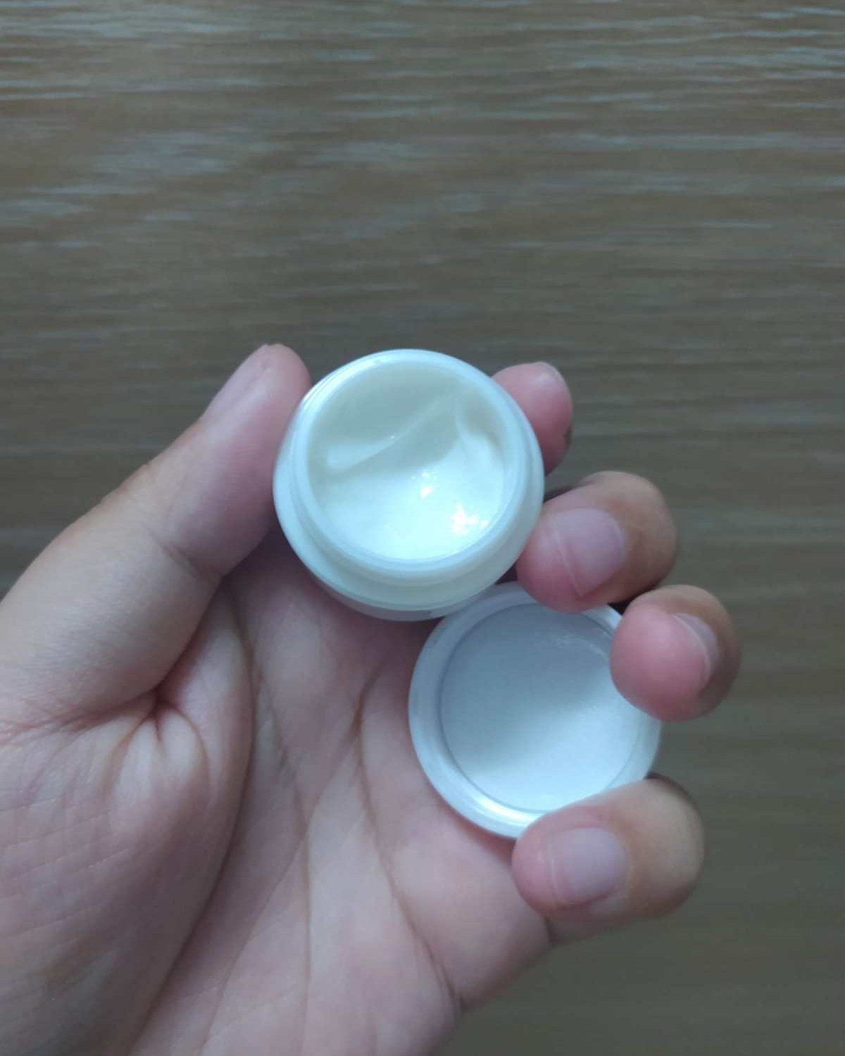 用过的最贵的面霜应该是赫莲娜黑绷带和itrim的面霜了，it