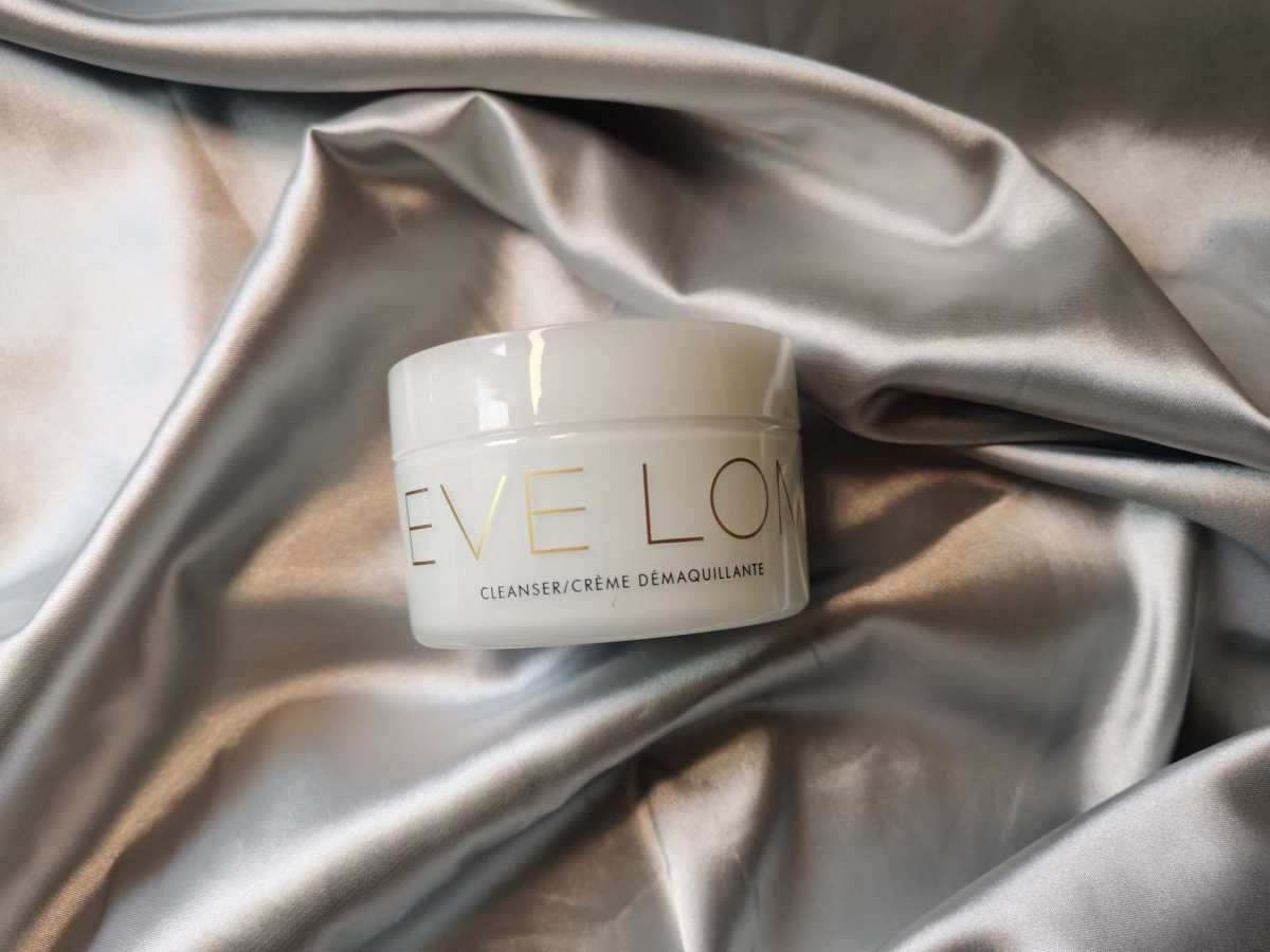 ✅卸妆是护肤的重要一步，因为卸妆不**，皮肤就会不干净，时间