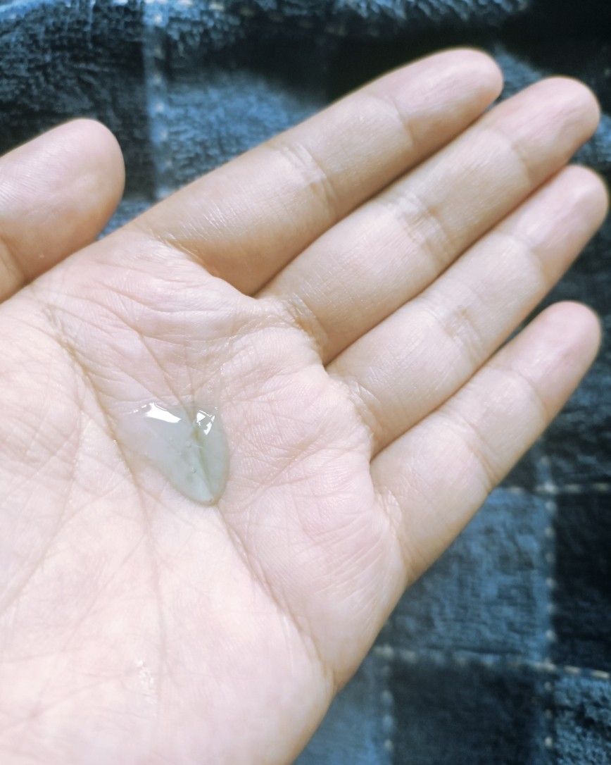 我是一个油头，一天不洗头就出油😅，一般我会选择控油类型的洗