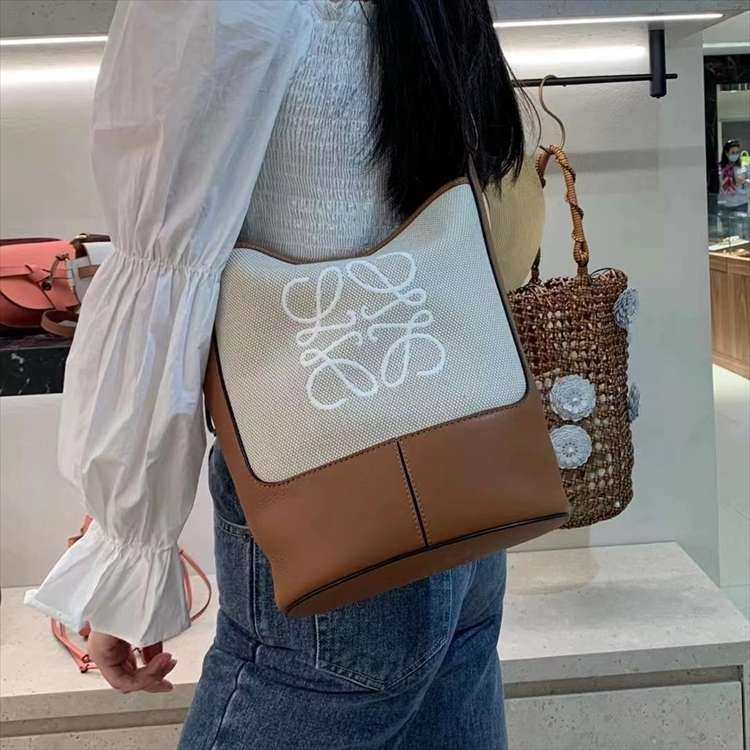 ✅LOEWE/罗意威Hobo帆布拼皮水桶包，采用老花刺绣工艺