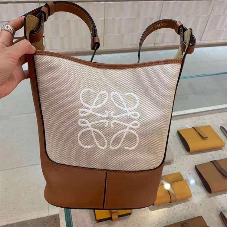 ✅LOEWE/罗意威Hobo帆布拼皮水桶包，采用老花刺绣工艺