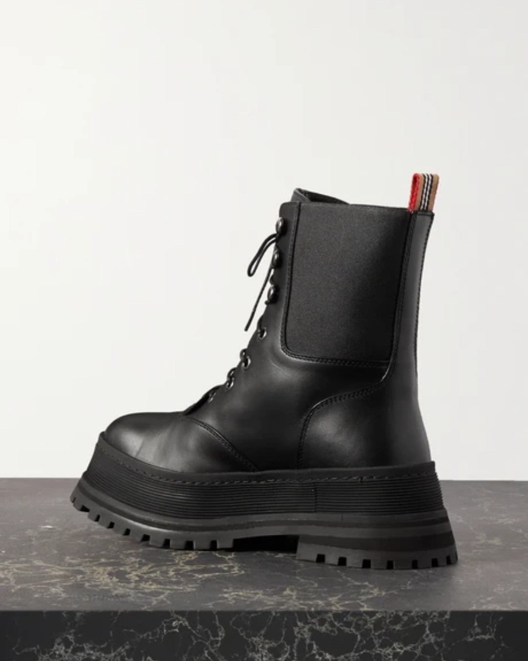 ✅Burberry 这款 “Springton” 踝靴以耐磨