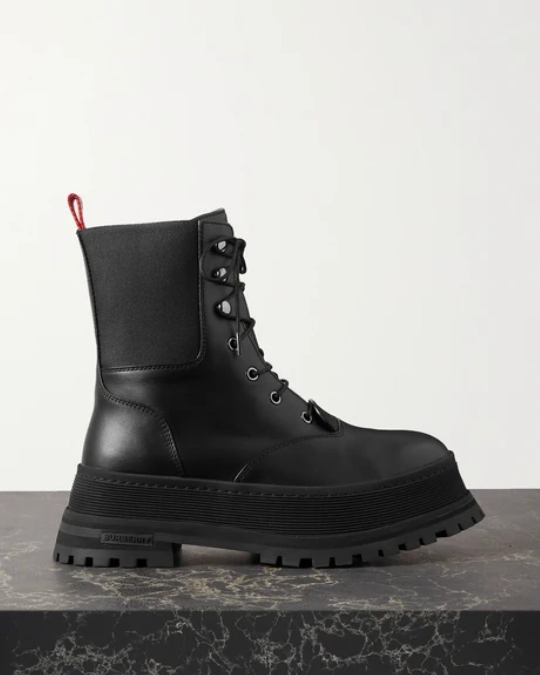 ✅Burberry 这款 “Springton” 踝靴以耐磨