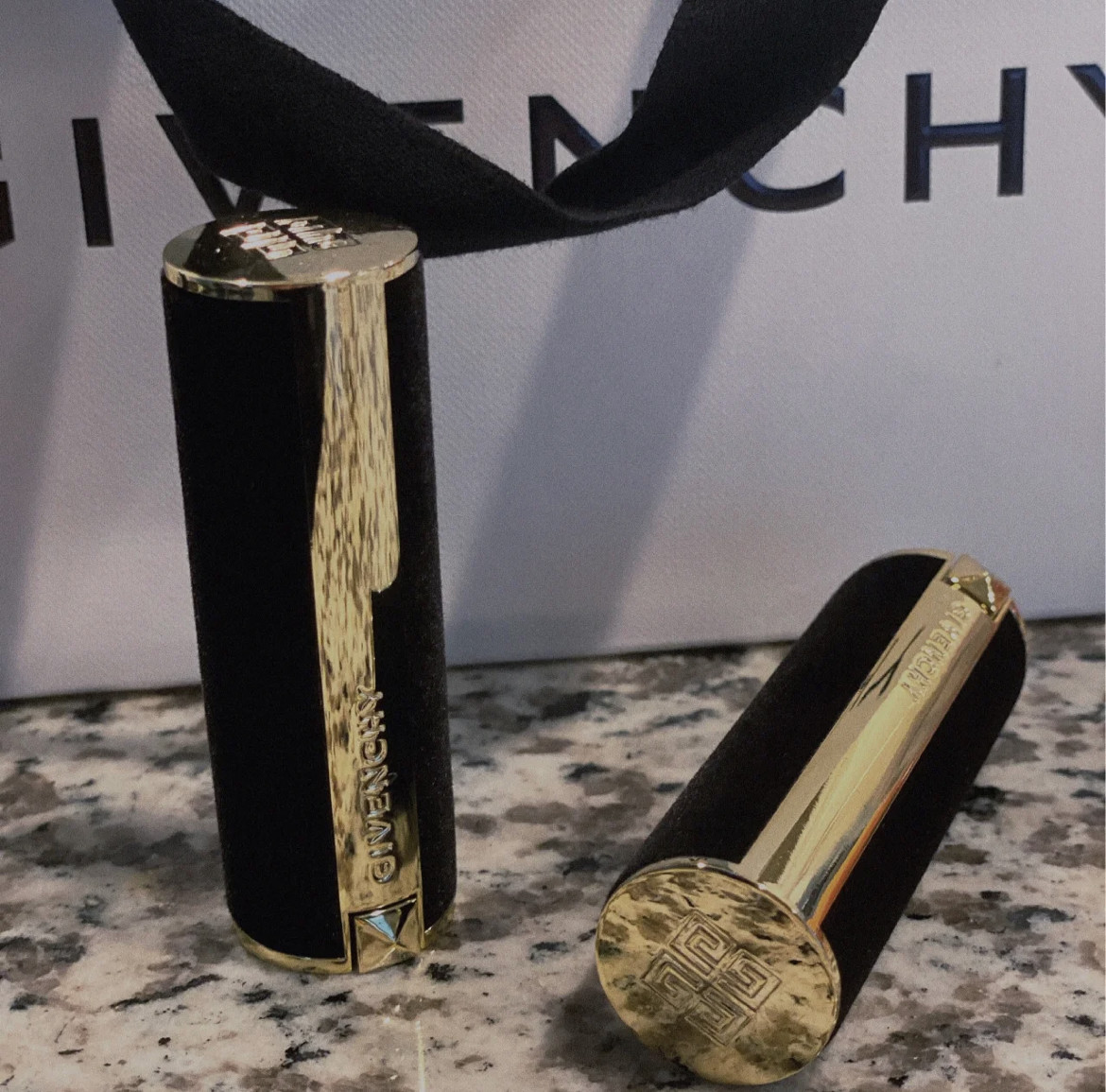 纪梵希最近新出了一款口红-纪梵希圣诞限定黑丝绒口红  简直太