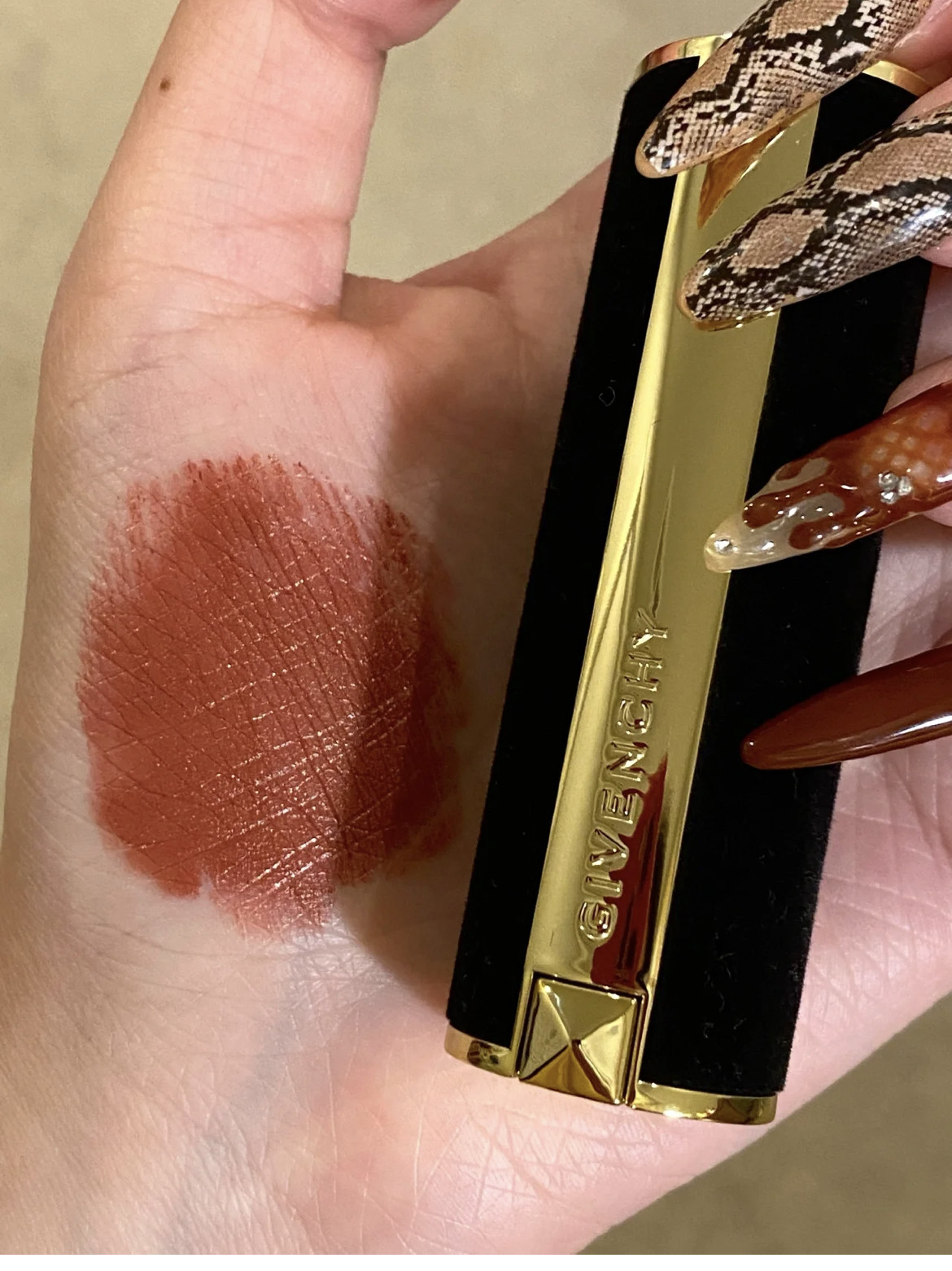 纪梵希最近新出了一款口红-纪梵希圣诞限定黑丝绒口红  简直太