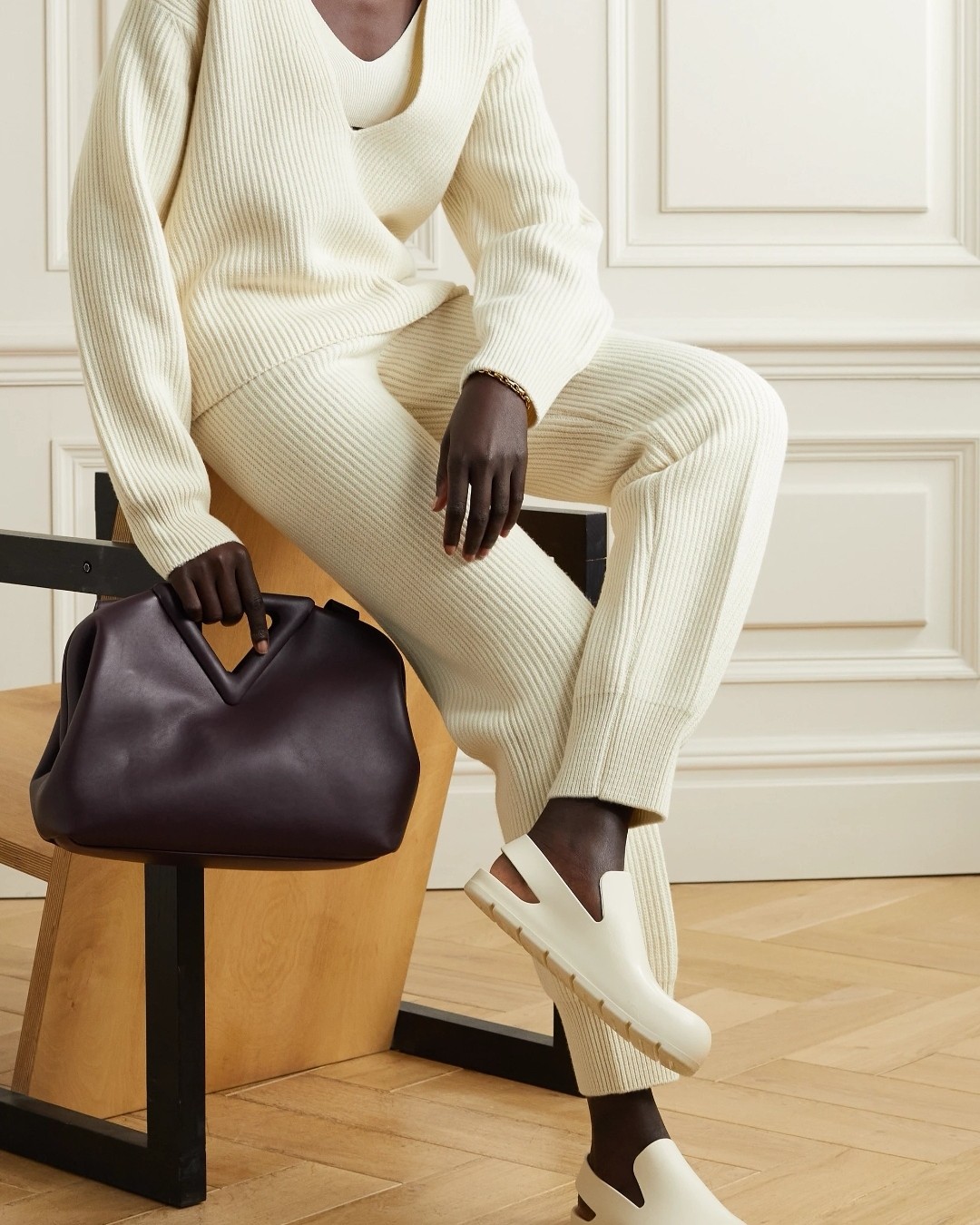 ✅Frankie Shop 这款米色毛衣切中本季两大流行趋势