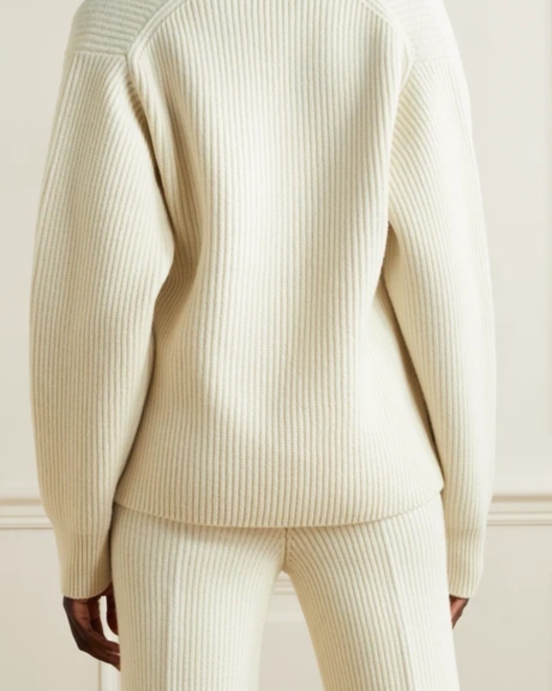 ✅Frankie Shop 这款米色毛衣切中本季两大流行趋势