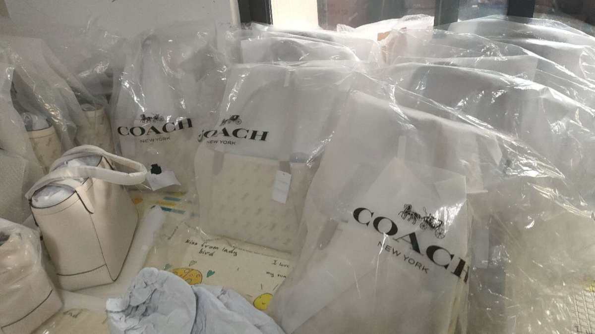 Coach白色马车托特，各种大，小瑕疵。破损，折痕，皮疤，油