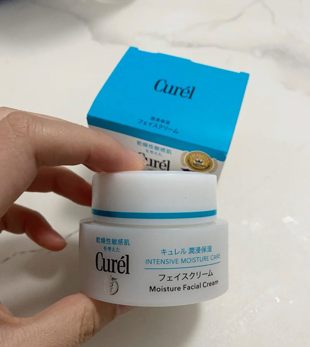 第一款是之前介绍过的日本晓姿面霜。这款面霜价格小贵，30ml