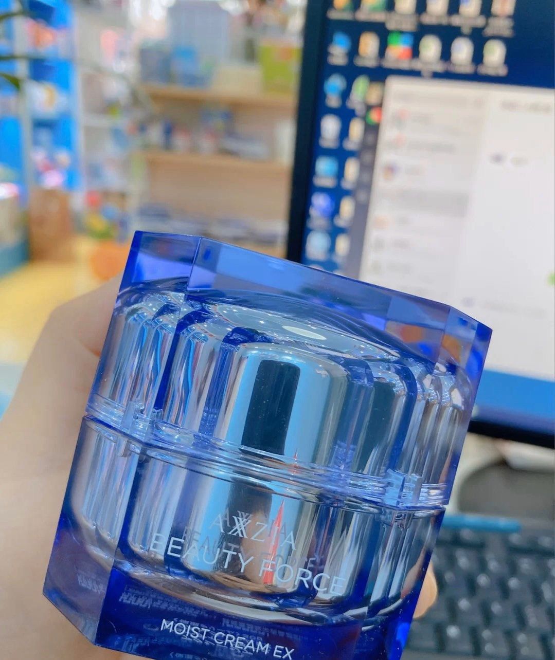 第一款是之前介绍过的日本晓姿面霜。这款面霜价格小贵，30ml