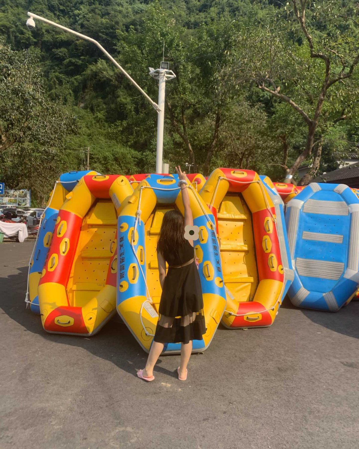 穿这条裙子时正是夏天很热的时候，当时去玩漂流，为了凉快一点就