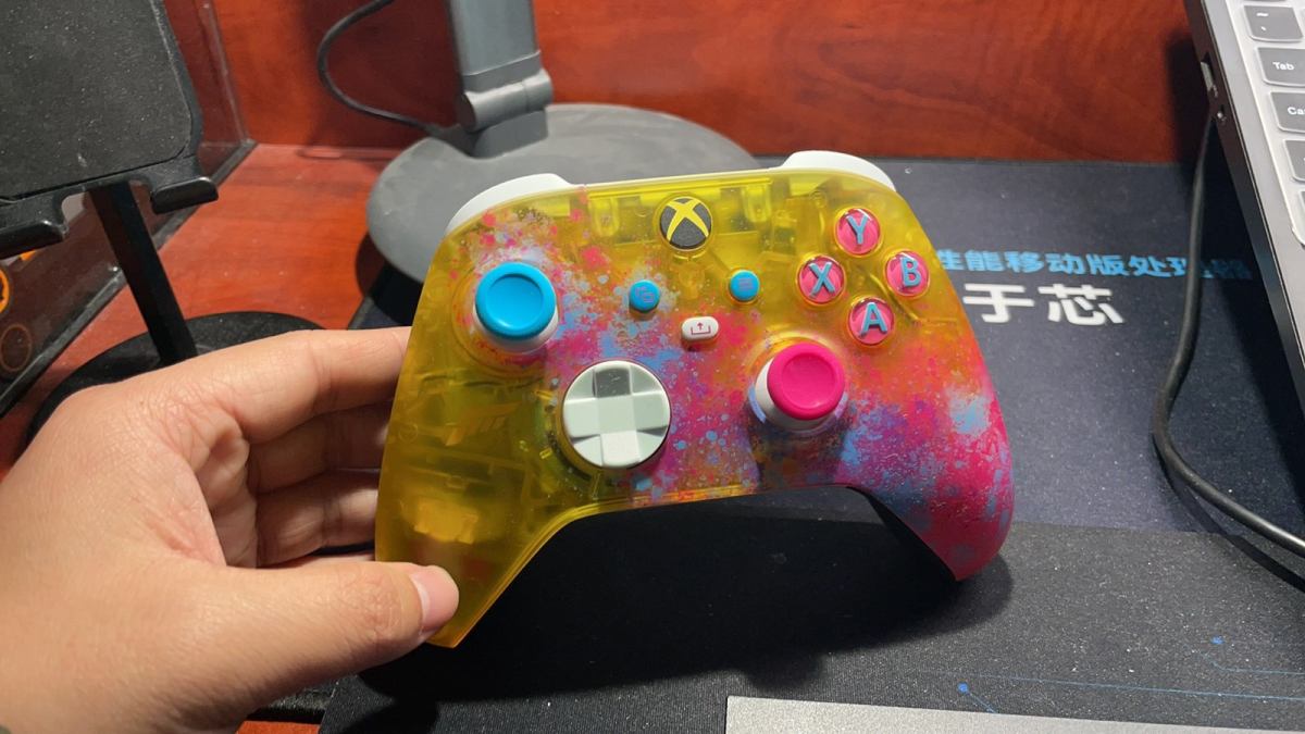 因为地平线5手柄限量的缘故在加上只有外版有DLC。机缘巧合看