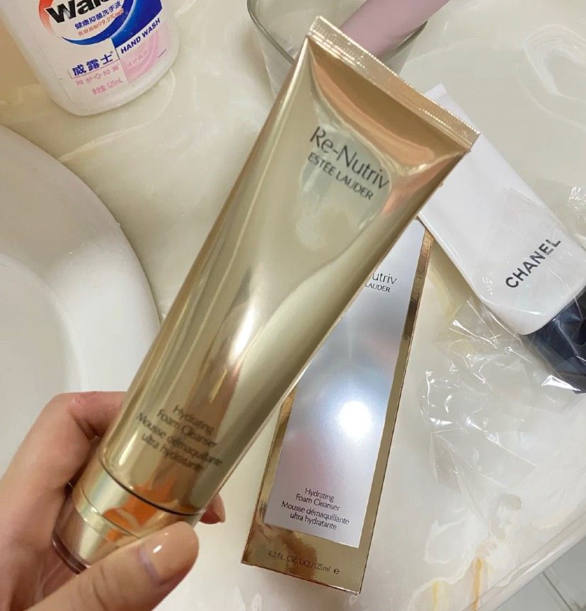 〰️雅诗兰黛的白金洗面奶也算他们的高端系列了，高端一些的洁面