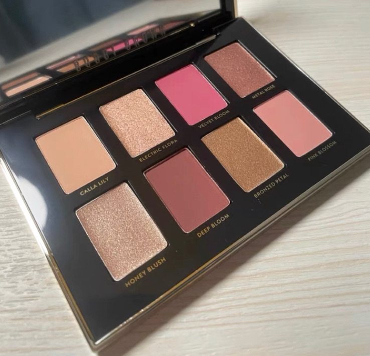 〰️ 芭比布朗家这款限定真的颜值超高有没有！bb家的眼影粉质