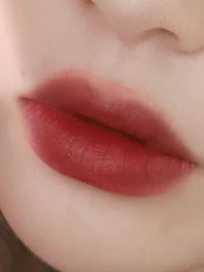 mac的549 豆沙红棕🍷  颜色质地非常棒我可太喜欢了 