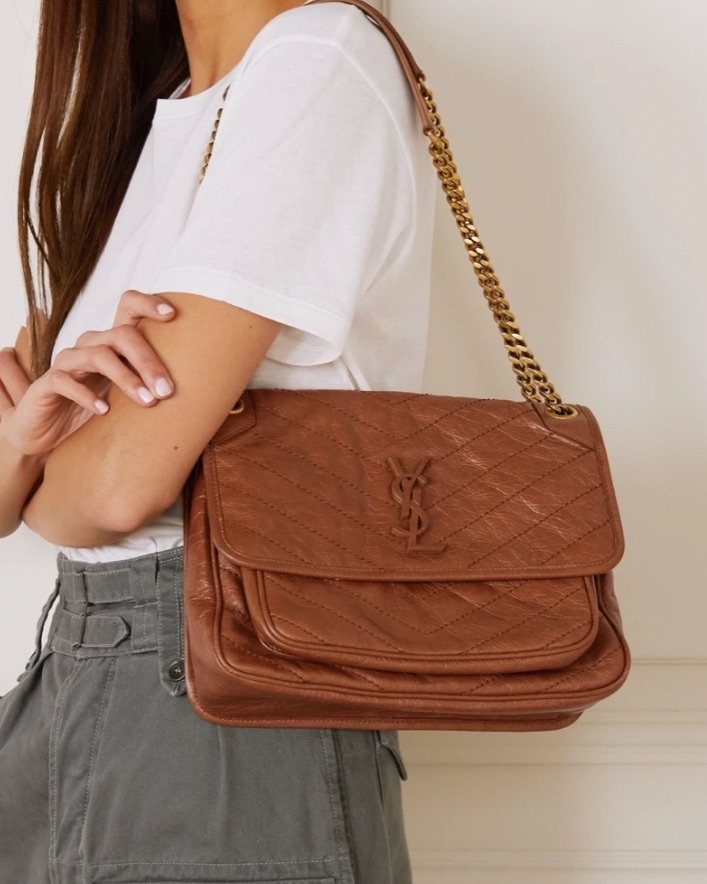 🌹这款包包真的太美了，给人一种随性里带着点帅气加野性的感觉